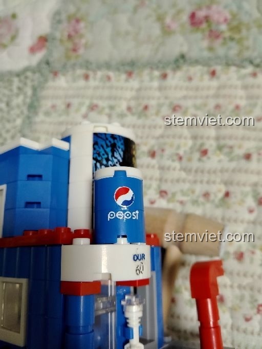 Chi tiết cận cảnh của bộ lắp ghép Sembo SD6027 với lon nước ngọt trang trí.