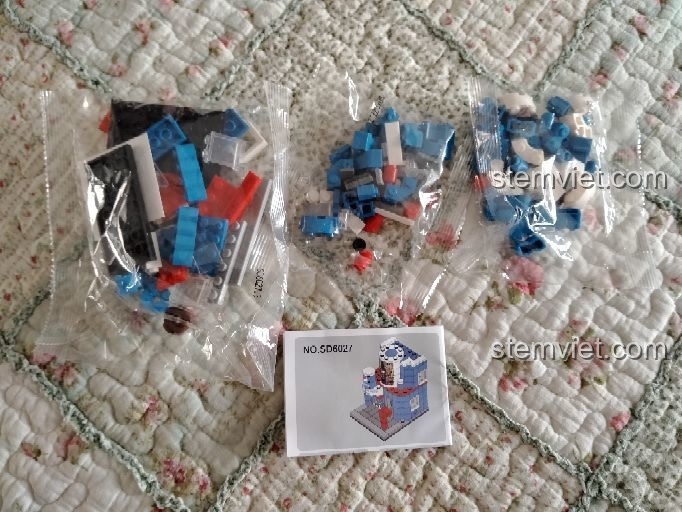 Các chi tiết của bộ xếp hình Tiệm nước ngọt xanh dương Sembo SD6027 được đóng gói cẩn thận.