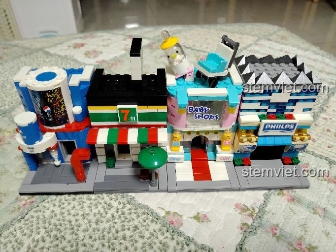 Mô hình Sembo SD6027 kết hợp với các bộ khác tạo thành một khu phố mini sầm uất.