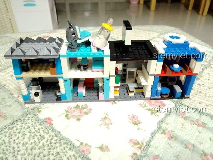 Mặt sau của khu phố mini được lắp từ các bộ Sembo, cho thấy không gian chơi rộng mở.