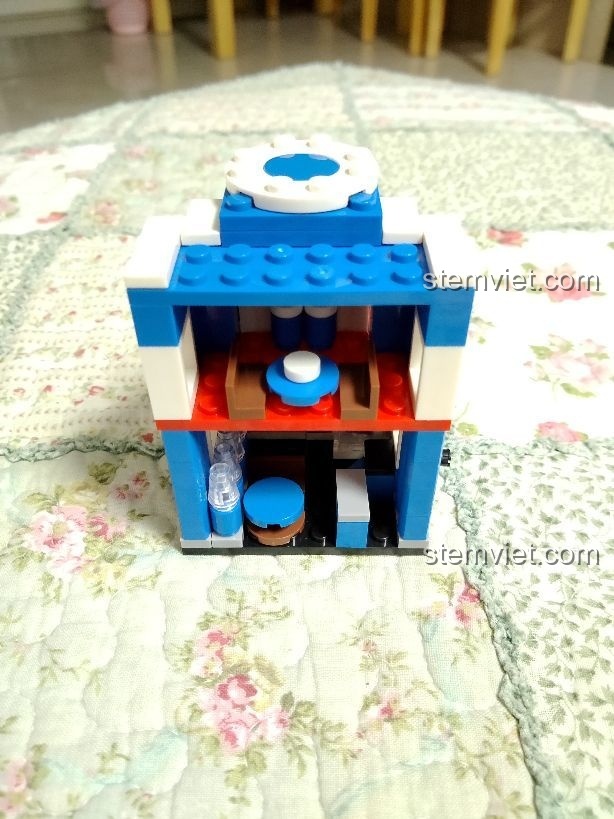 Mặt sau của đồ chơi xây dựng Tiệm nước ngọt xanh dương để lộ nội thất 2 tầng.