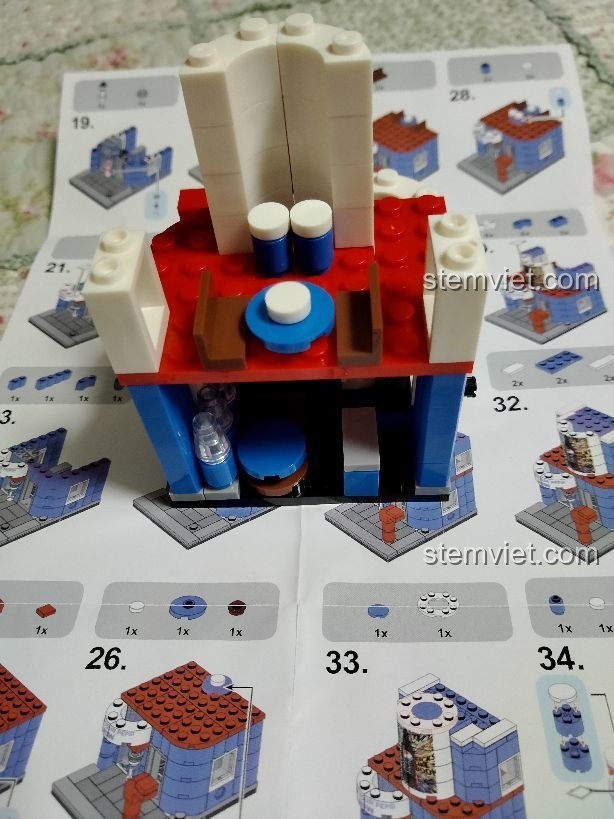 Lắp ráp tầng 2 của bộ xếp hình Tiệm nước ngọt xanh dương với nội thất bên trong.