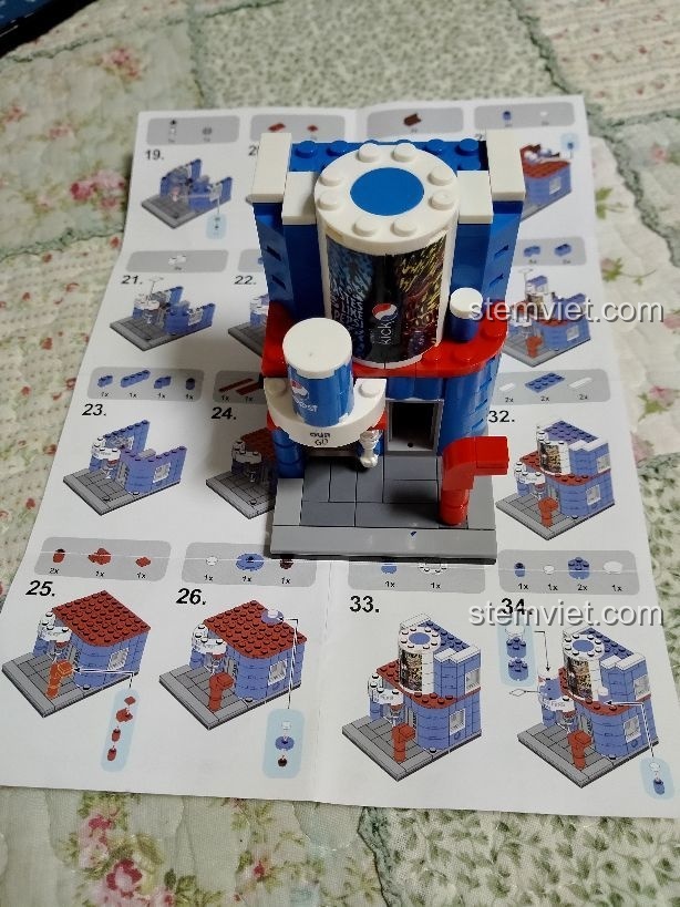 Hoàn thiện mô hình đồ chơi xây dựng Sembo 6027 với lon nước ngọt khổng lồ trên nóc.