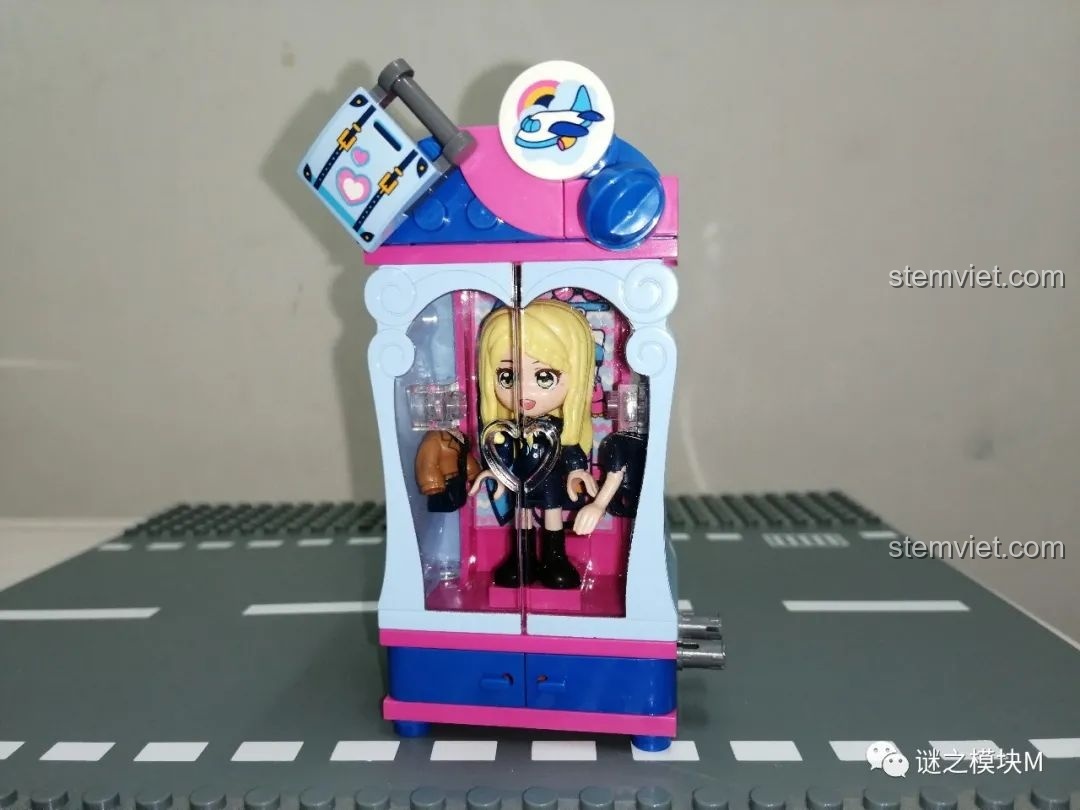 Tủ đồ của Tiếp viên hàng không UNA trong bộ đồ chơi QMAN 34011, màu sắc tươi sáng, có vali và logo máy bay.