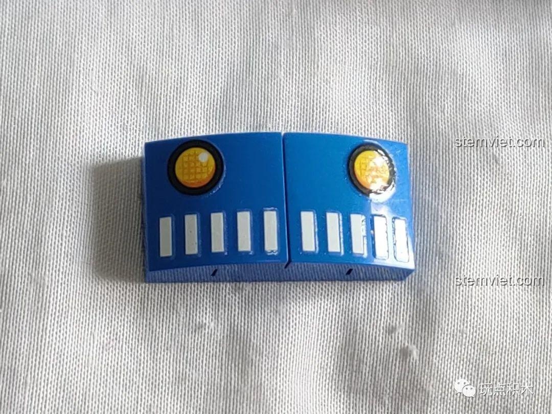 Bộ bàn ghế nhỏ xinh đi kèm trong set đồ chơi lắp ráp Xe bán đồ uống Vịt Donald SY6578B, tăng thêm phần sinh động cho mô hình.