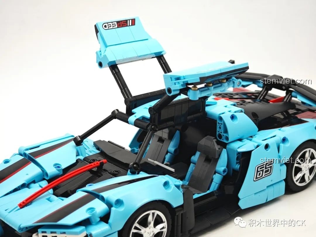 Cận cảnh bảng điều khiển và vô lăng của mô hình JIESTAR 58108 Hồng Kỳ S9, với các chi tiết mô phỏng chân thực.