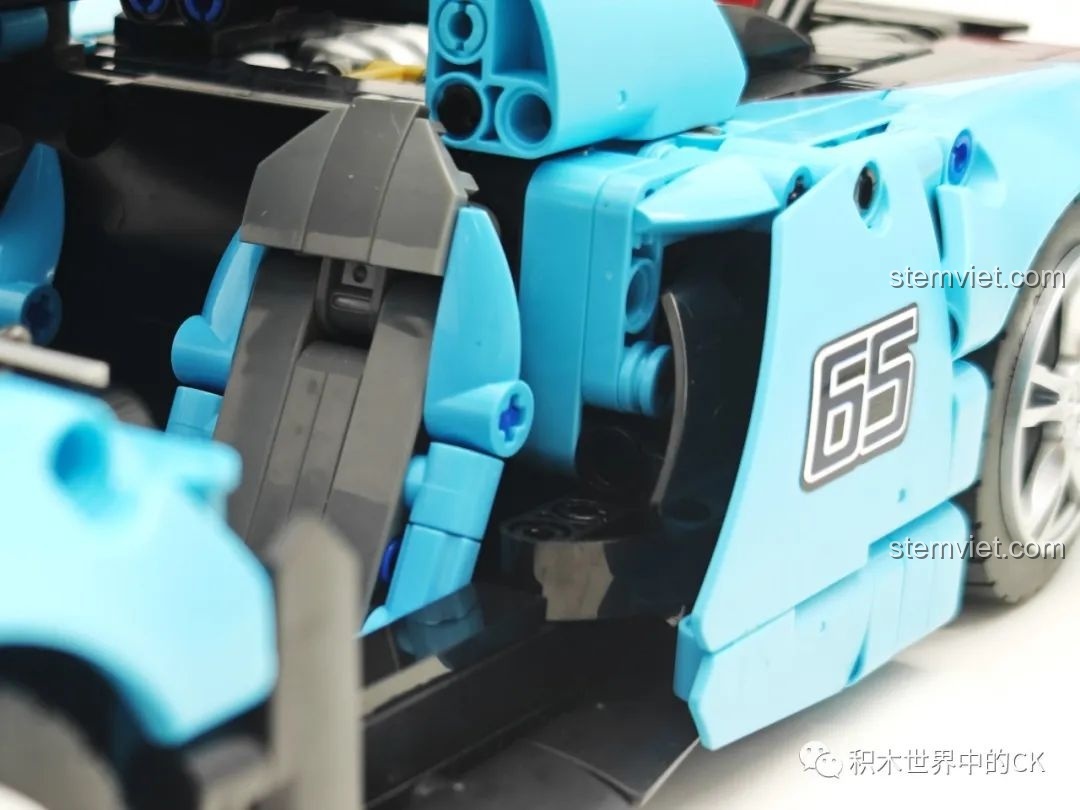 Cận cảnh bánh sau và vòm bánh xe của mô hình JIESTAR 58108 Hồng Kỳ S9, với lốp cao su và vành mạ chrome.