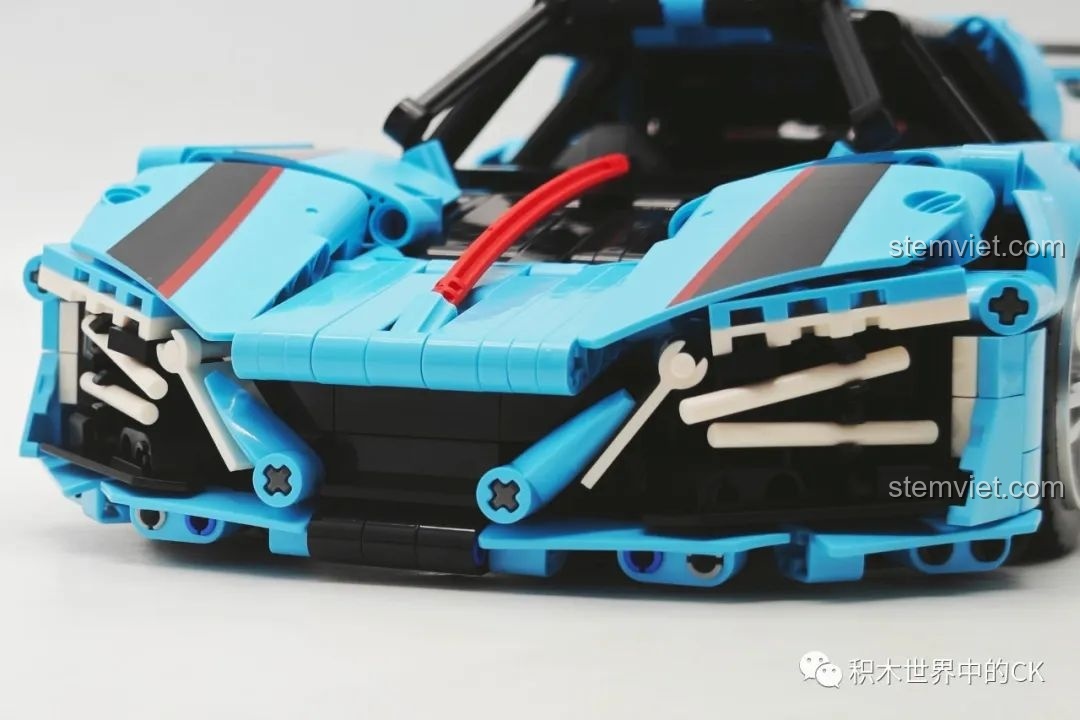 Cận cảnh bánh xe của mô hình JIESTAR 58108 Hồng Kỳ S9, với vành mạ chrome và lốp cao su đen.