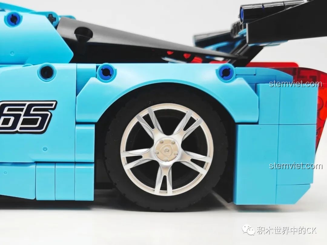 Cánh gió phía sau của mô hình JIESTAR 58108 Hồng Kỳ S9 có thể điều chỉnh, tăng tính tương tác cho đồ chơi.