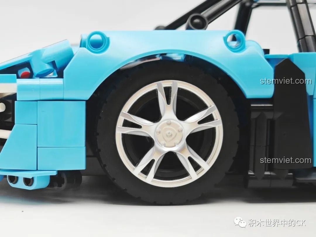 Cửa xe của mô hình JIESTAR 58108 Hồng Kỳ S9 đang mở lên, để lộ khoang nội thất bên trong.