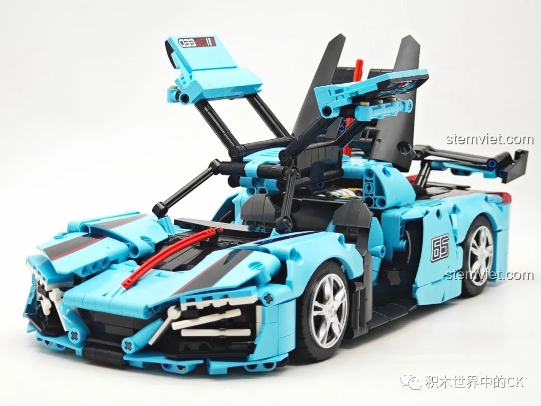 Mô hình JIESTAR 58108 Hồng Kỳ S9 màu xanh ngọc đặt cạnh một nhân vật Ultraman, thể hiện khả năng chơi và trưng bày.