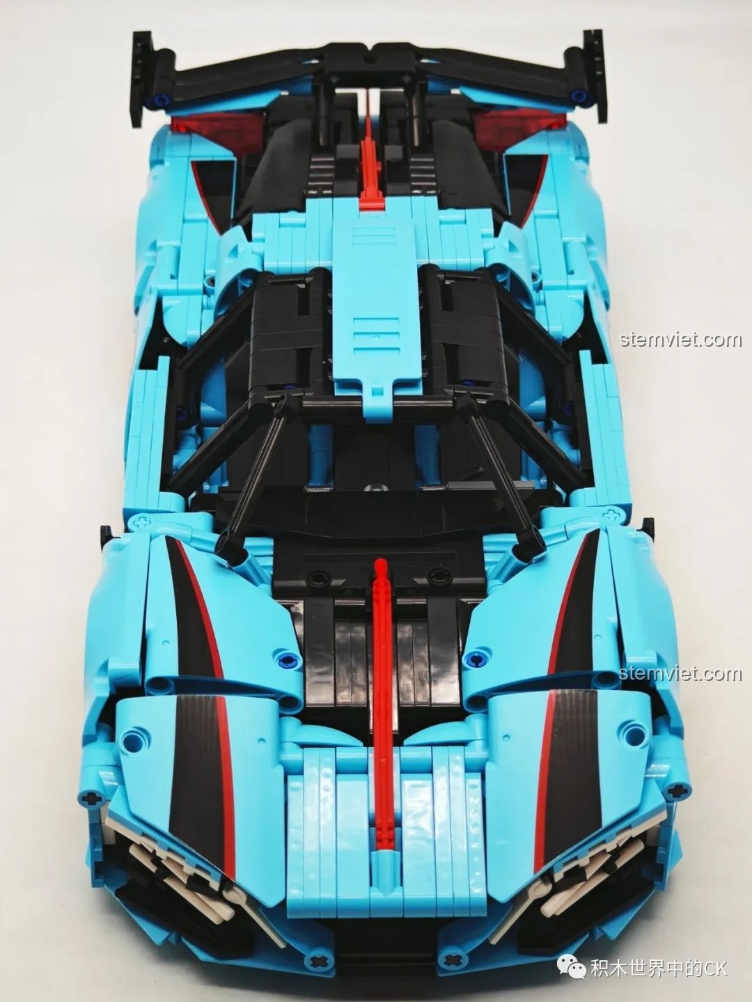 Mô hình JIESTAR 58108 Hồng Kỳ S9 nhìn từ trên xuống phần đầu xe, với các đường sọc đen và đỏ nổi bật trên nền xanh ngọc.