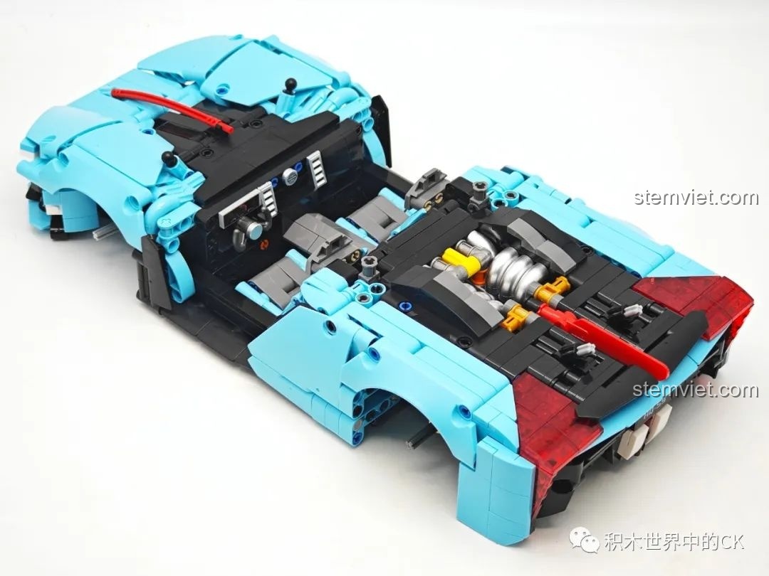 Quá trình lắp ráp phần động cơ và đuôi xe của bộ JIESTAR 58108 Hồng Kỳ S9, với các chi tiết màu vàng và bạc nổi bật.