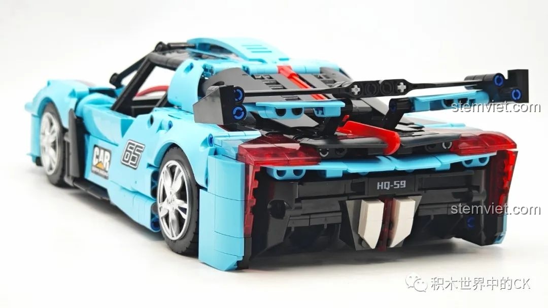 Phần đuôi xe của mô hình JIESTAR 58108 Hồng Kỳ S9 hoàn chỉnh, nổi bật với cánh gió lớn và cụm đèn hậu màu đỏ.