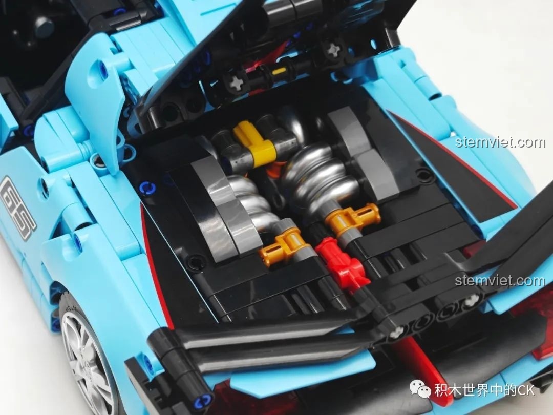 Cận cảnh đuôi xe của mô hình JIESTAR 58108 Hồng Kỳ S9, với cánh gió và cụm đèn hậu màu đỏ.