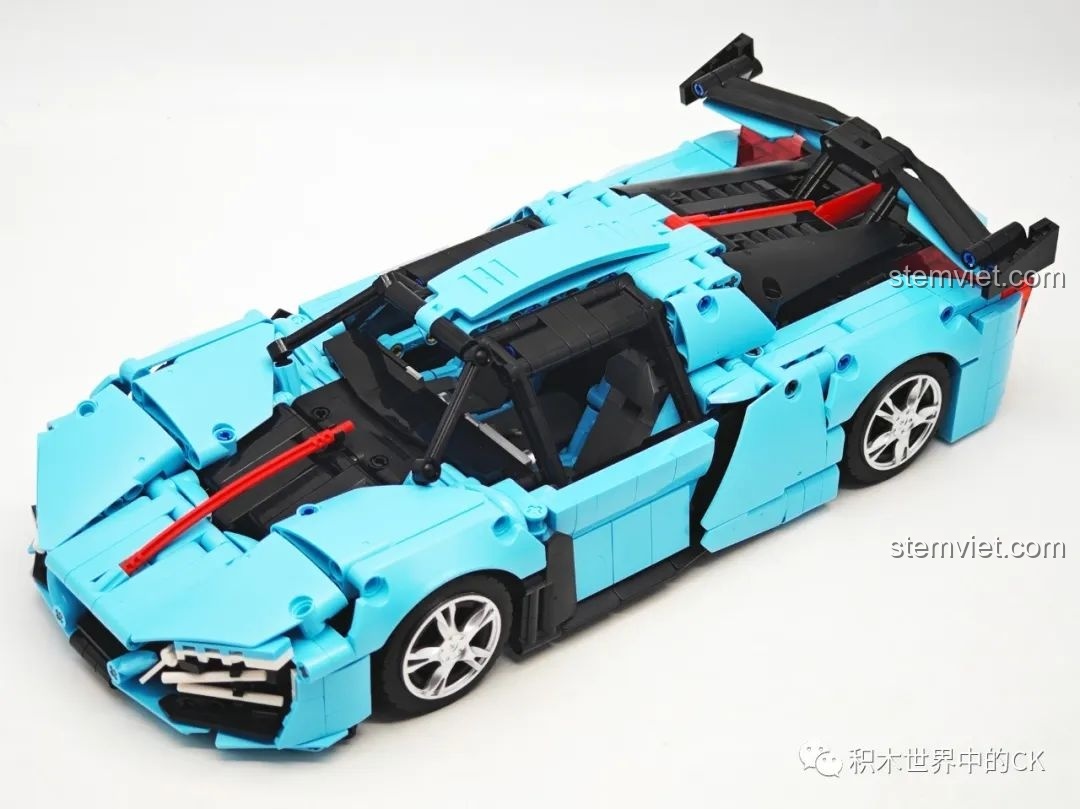 Mô hình siêu xe JIESTAR 58108 Hồng Kỳ S9 gần như hoàn chỉnh, với thân xe màu xanh ngọc và các chi tiết màu đen, đỏ.