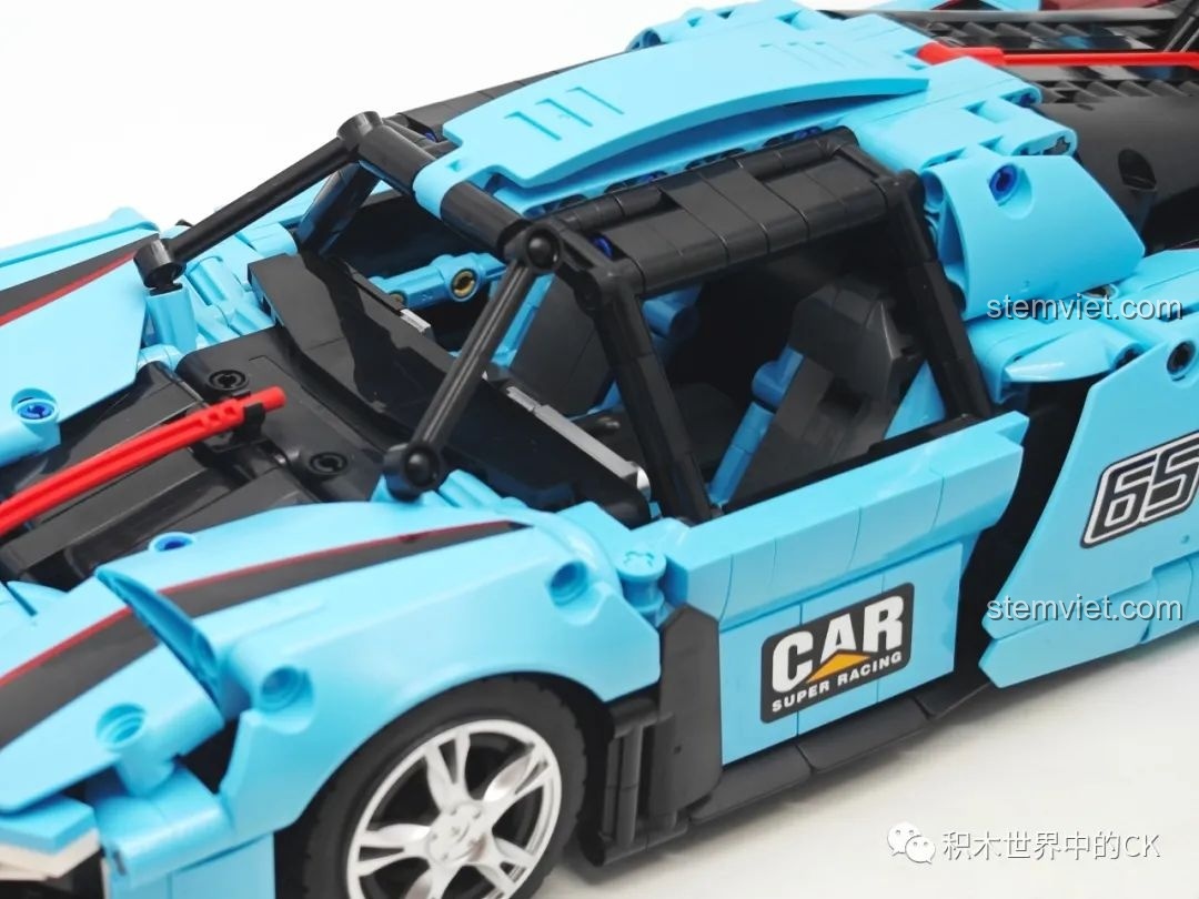 Cận cảnh ghế ngồi bên trong khoang lái của mô hình JIESTAR 58108 Hồng Kỳ S9, với thiết kế màu xám.