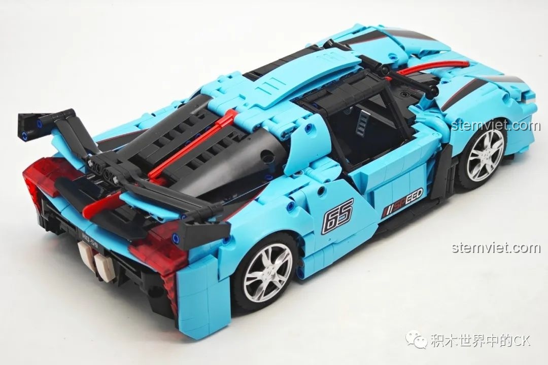 Mô hình JIESTAR 58108 Hồng Kỳ S9 nhìn từ góc 3/4 phía sau, thể hiện sự kết hợp hài hòa giữa màu xanh ngọc và các chi tiết đen, đỏ.