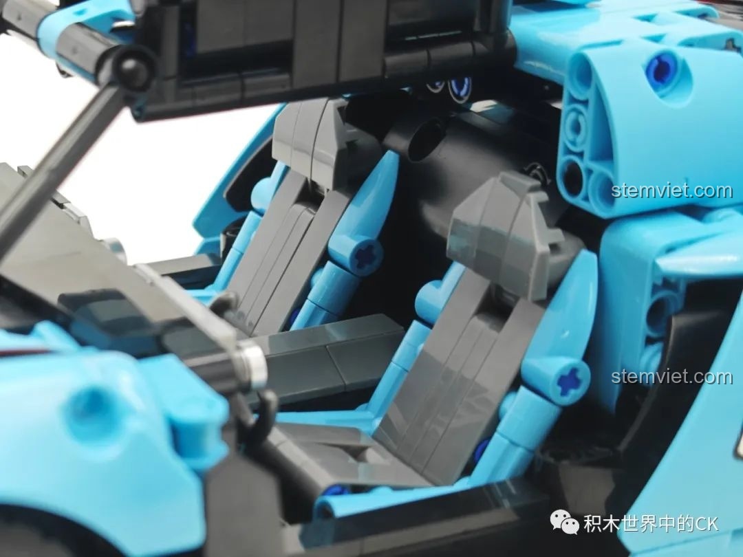 Cận cảnh phần hông xe của mô hình JIESTAR 58108 Hồng Kỳ S9 khi cửa mở, cho thấy cơ chế hoạt động của cửa.