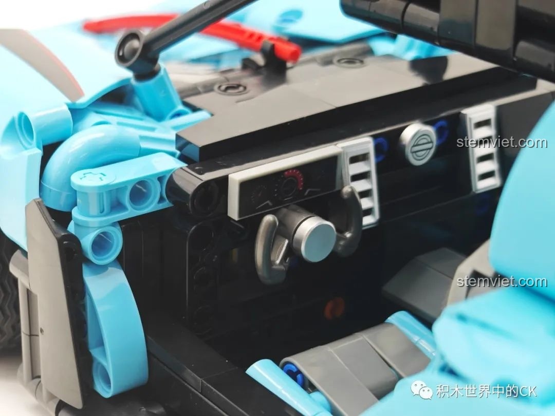 Khoang động cơ của mô hình JIESTAR 58108 Hồng Kỳ S9 được mở ra, để lộ các chi tiết máy móc bên trong.