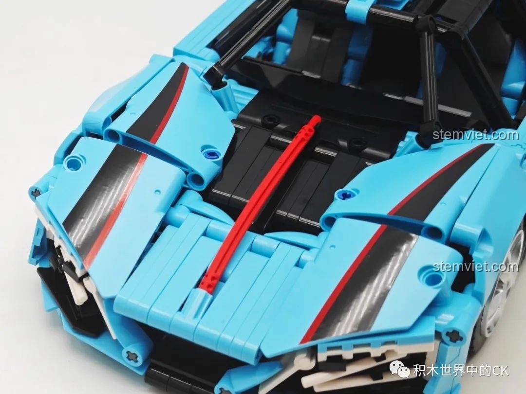 Cận cảnh khoang lái của mô hình JIESTAR 58108 Hồng Kỳ S9, với vô lăng và bảng điều khiển chi tiết.