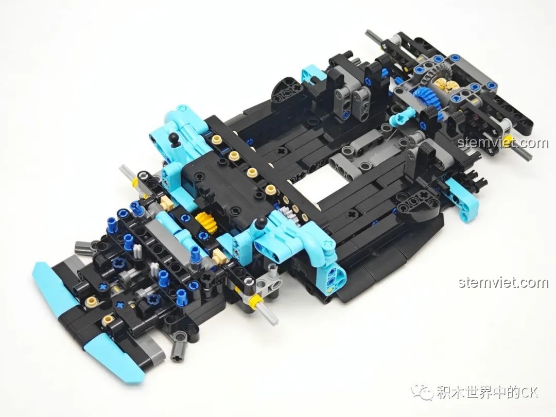 Quá trình lắp ráp khung gầm của bộ JIESTAR 58108 Hồng Kỳ S9, với các chi tiết kỹ thuật phức tạp và màu sắc đa dạng.