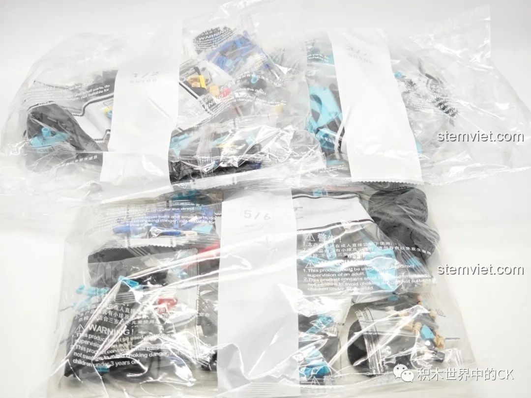 Các túi mảnh ghép nhựa ABS cao cấp của bộ lắp ráp JIESTAR 58108 Hồng Kỳ S9, được phân loại theo số thứ tự.