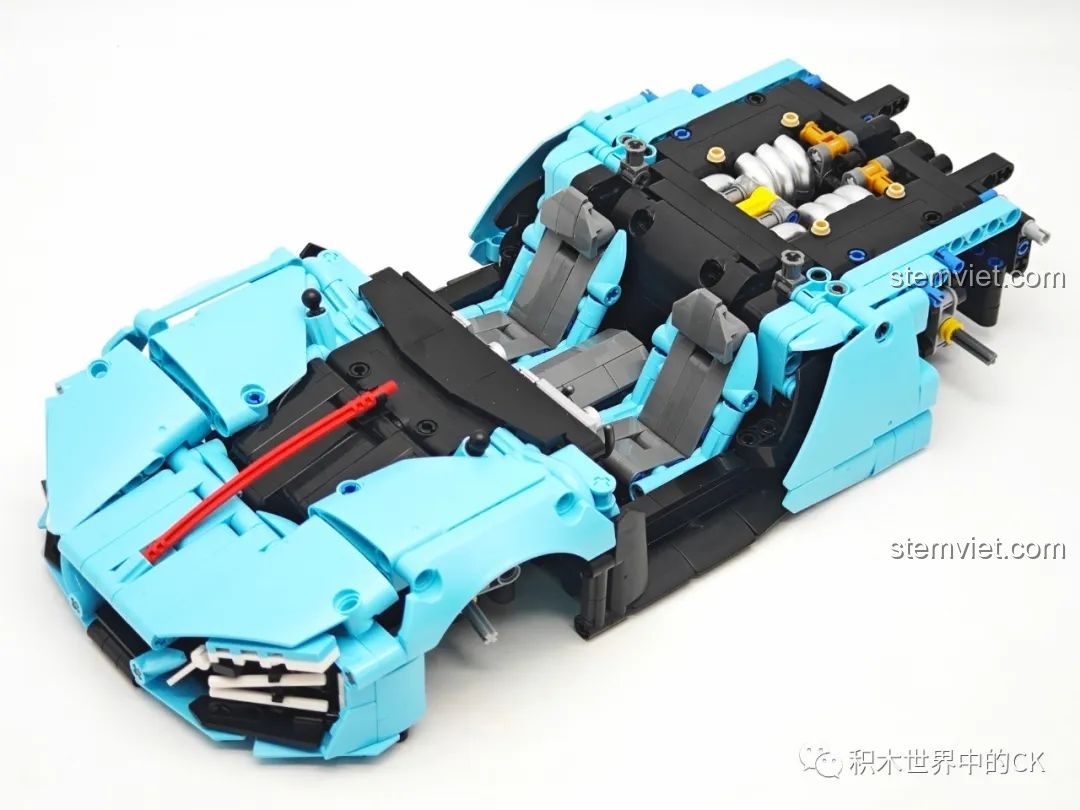 Khoang nội thất của mô hình JIESTAR 58108 Hồng Kỳ S9 đang được lắp ráp, với hai ghế ngồi màu xám và các chi tiết bên trong.