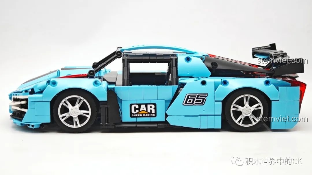 Cận cảnh thân xe của mô hình JIESTAR 58108 Hồng Kỳ S9, với tem dán số '65' và bánh xe màu bạc sáng bóng.