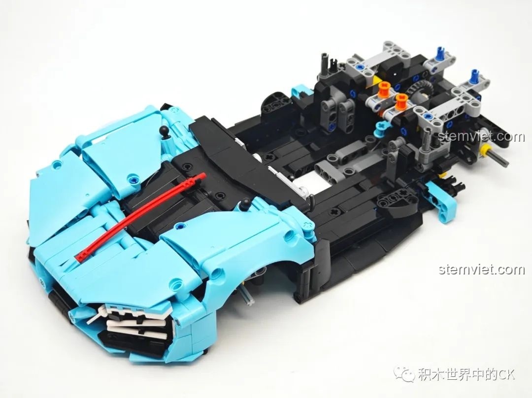 Tiến độ lắp ráp bộ JIESTAR 58108 Hồng Kỳ S9, phần thân xe phía trước đã được hoàn thiện với các mảnh ghép màu xanh ngọc.