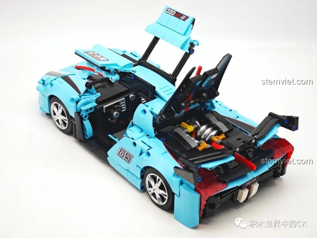 Nhân vật Ultraman ngồi trong khoang lái của mô hình JIESTAR 58108 Hồng Kỳ S9, thể hiện tính năng tương thích với các nhân vật nhỏ.