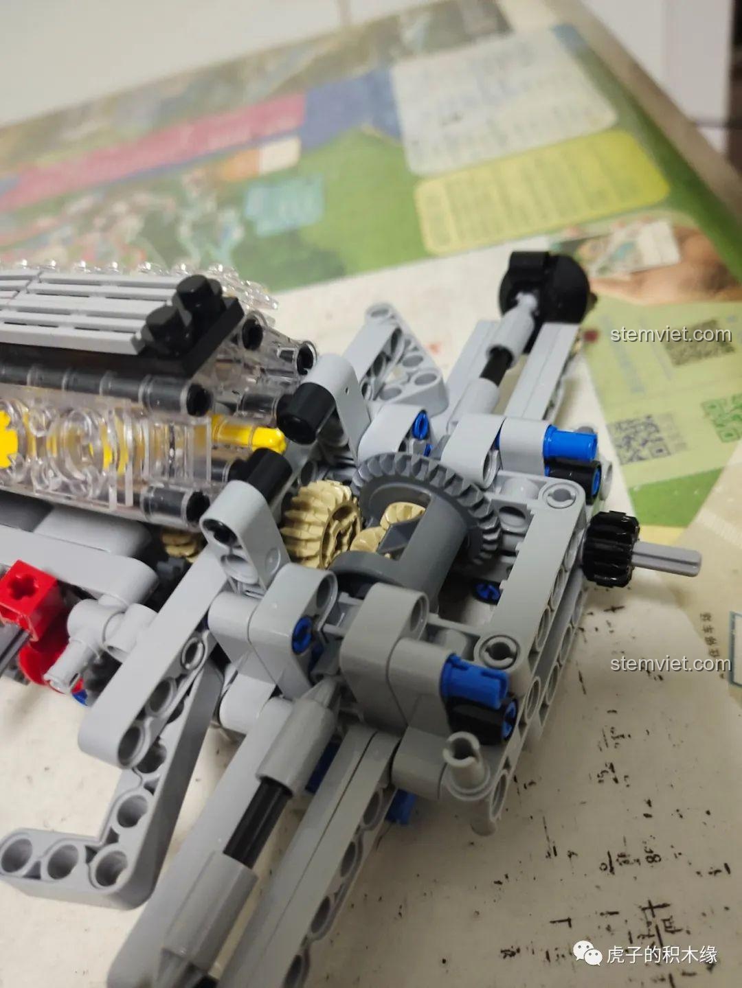 Cận cảnh bộ truyền động và hộp số của bộ xếp hình Siêu xe Koenigsegg One:1 13120 giá rẻ.