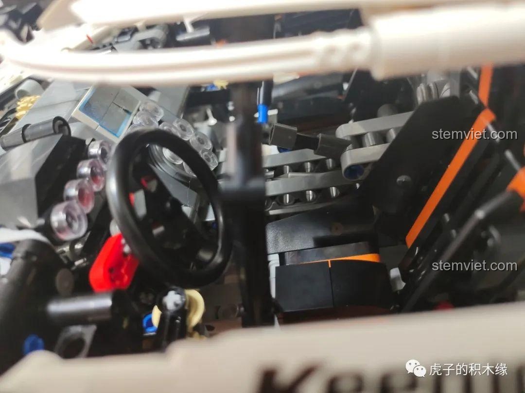 Nội thất chi tiết của bộ xếp hình Siêu xe Koenigsegg One:1 13120 giá rẻ.