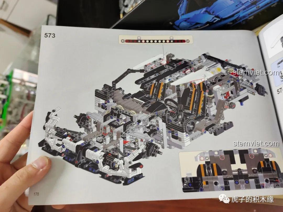 Lỗi in trong sách hướng dẫn của bộ lắp ráp Siêu xe Koenigsegg One:1 cho con trai từ 14 tuổi.