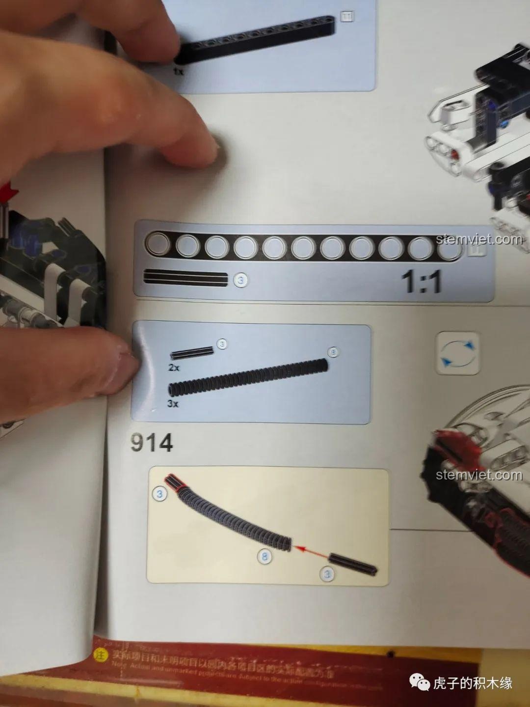 Hướng dẫn cắt ống mềm ở bước 914 trong sách lắp ráp bộ lắp ráp Siêu xe Koenigsegg One:1 Mould King.