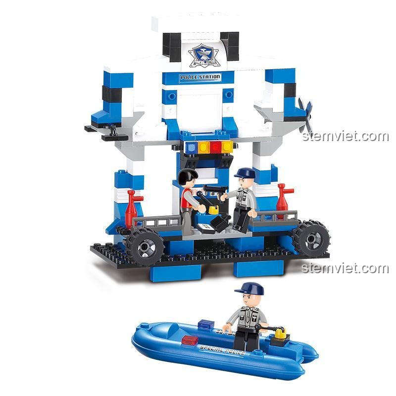Bộ lắp ghép Sluban M38-B0190 với mô hình trạm cảnh sát và thuyền, giúp bé trai 6 tuổi rèn luyện kỹ năng lắp ráp.
