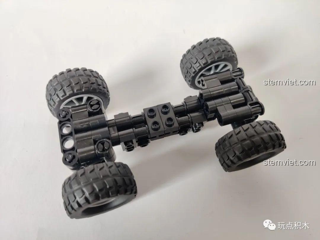 Hệ thống treo của mô hình Jeep Off-road Sluban M38-B0816, một tính năng nổi bật giúp xe vượt địa hình mượt mà, tăng cường trải nghiệm chơi cho bé trai 6 tuổi.