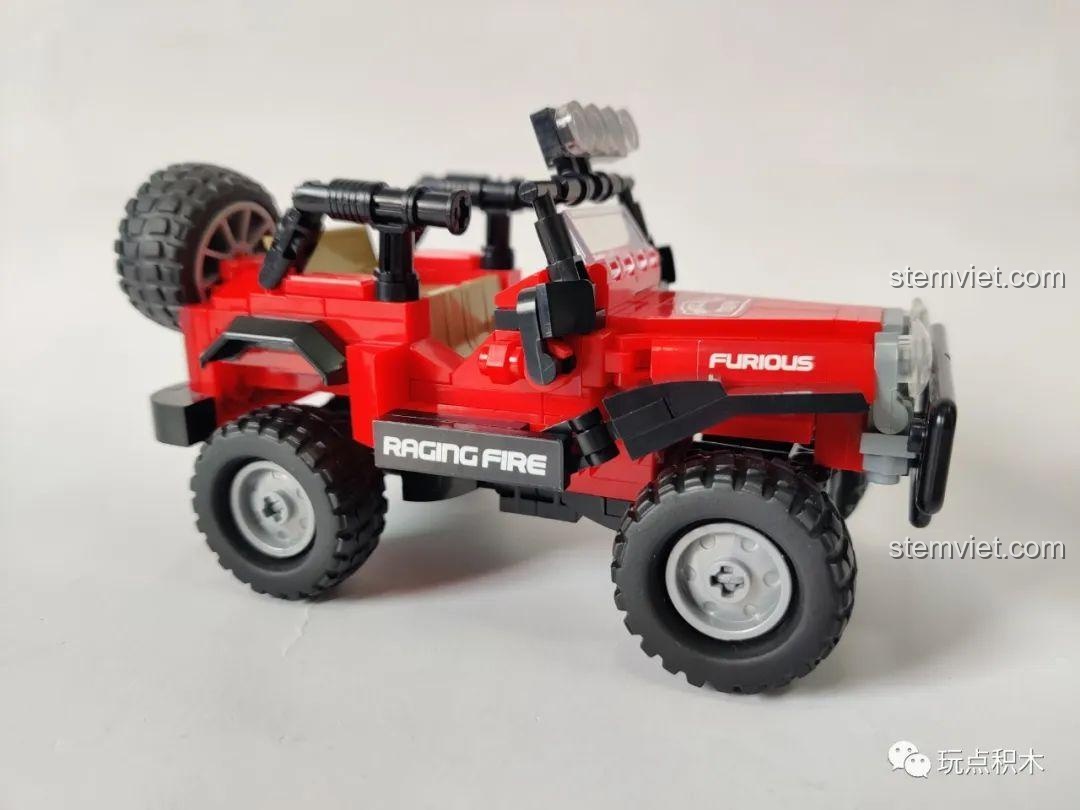 Mô hình Jeep Off-road Sluban M38-B0816 đã hoàn thiện, góc nhìn bên hông, thể hiện thiết kế tổng thể và bánh xe dự phòng phía sau, một điểm nhấn ấn tượng cho bé trai 6 tuổi.