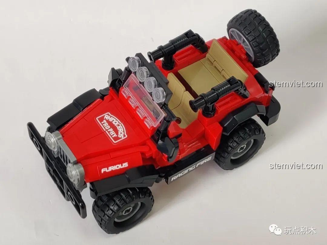 Mô hình Jeep Off-road Sluban M38-B0816 đã hoàn thiện với minifigure người lái, sẵn sàng cho cuộc phiêu lưu vượt địa hình, kích thích trí tưởng tượng của bé trai 6 tuổi.