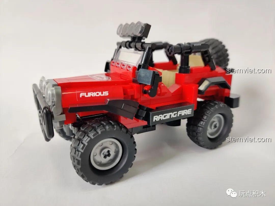 Mô hình Jeep Off-road Sluban M38-B0816 đã hoàn thiện, góc nhìn phía sau, cho thấy chi tiết đèn hậu và biển số M-666, tăng thêm tính chân thực cho bộ đồ chơi lắp ráp này.