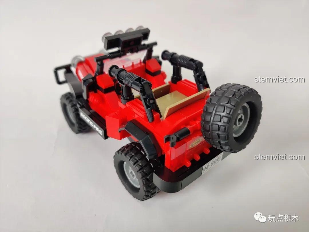 Mô hình Jeep Off-road Sluban M38-B0816 đã hoàn thiện, góc nhìn từ trên xuống, thể hiện tổng thể thiết kế và các chi tiết trên nóc xe, lý tưởng cho bé trai 6 tuổi yêu thích khám phá.