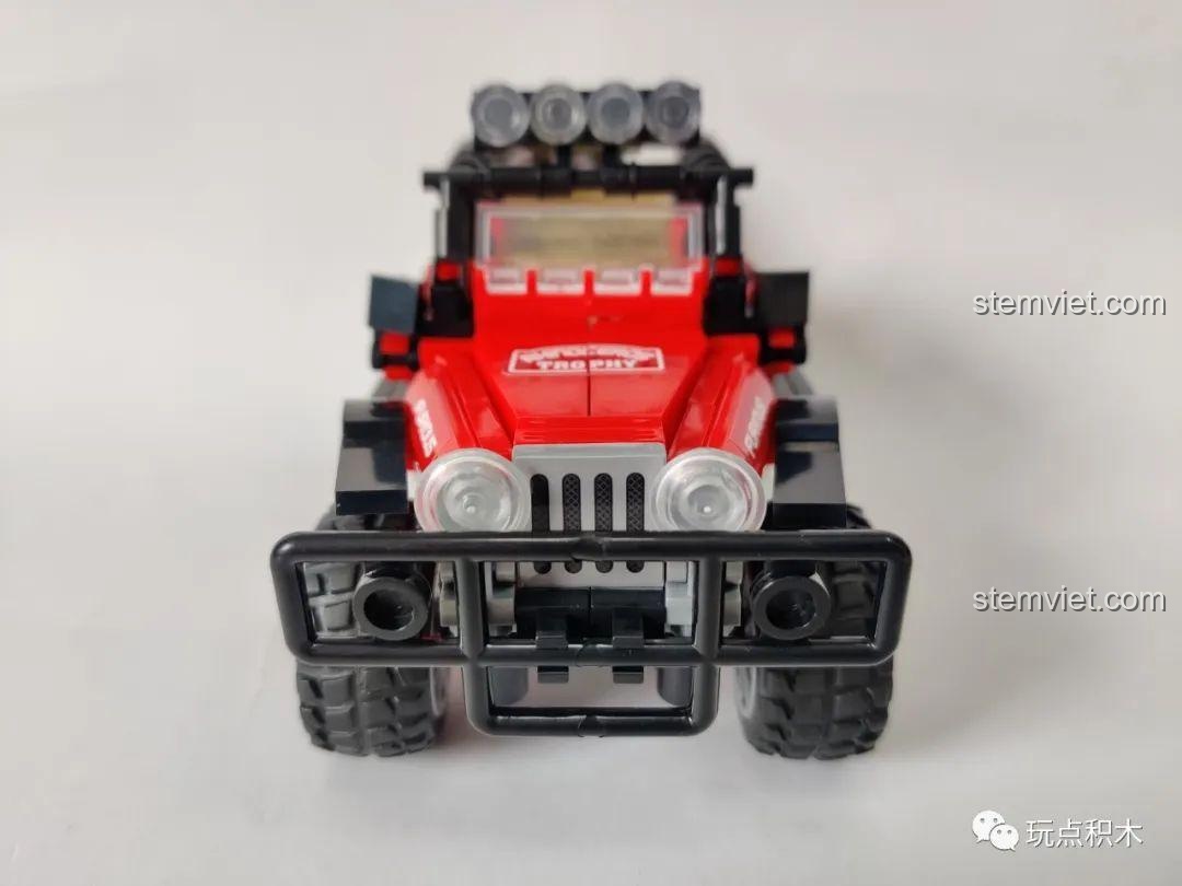 Mô hình Jeep Off-road Sluban M38-B0816 đã hoàn thiện, góc nhìn phía trước, thể hiện sự mạnh mẽ và chi tiết của xe, sẵn sàng cho mọi cuộc phiêu lưu của bé trai 6 tuổi.