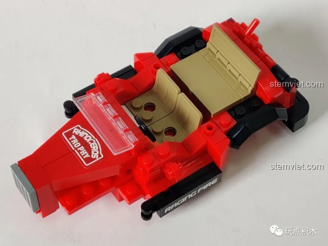 Khung gầm và ghế ngồi của mô hình Jeep Off-road Sluban M38-B0816, thể hiện cấu trúc cơ bản trước khi lắp ráp hoàn chỉnh, giúp bé trai 6 tuổi dễ dàng hình dung quá trình xây dựng.