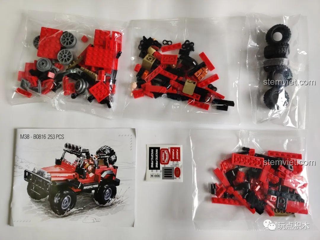 Các túi mảnh ghép của bộ đồ chơi Sluban M38-B0816 Xe Jeep Địa Hình, bao gồm 4 túi linh kiện, sách hướng dẫn và decal, đảm bảo trải nghiệm lắp ráp đầy đủ cho bé trai 6 tuổi.