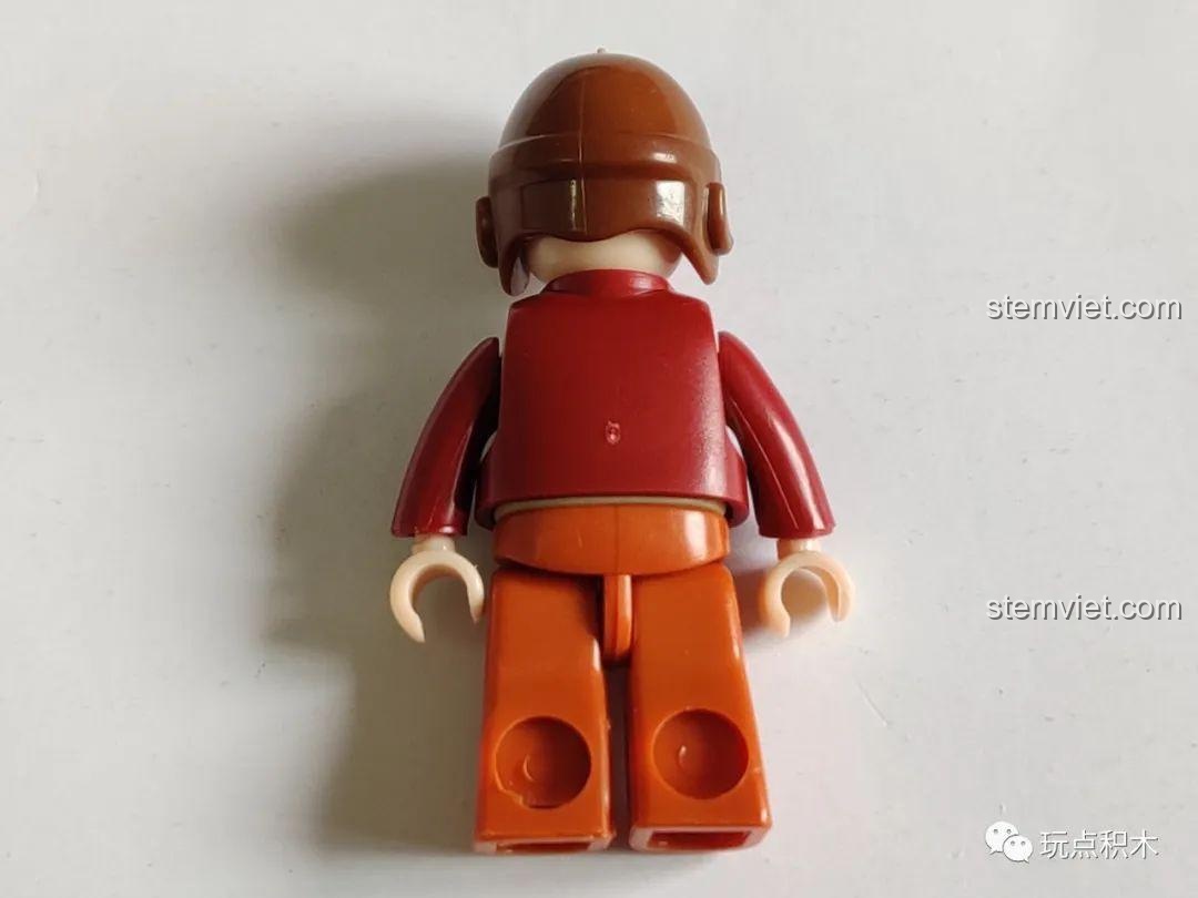 Mặt sau của minifigure người lái xe Jeep trong bộ lắp ráp Sluban M38-B0816 Xe Jeep Địa Hình, thể hiện chi tiết trang phục và thiết kế tổng thể, phù hợp cho bé trai 6 tuổi.