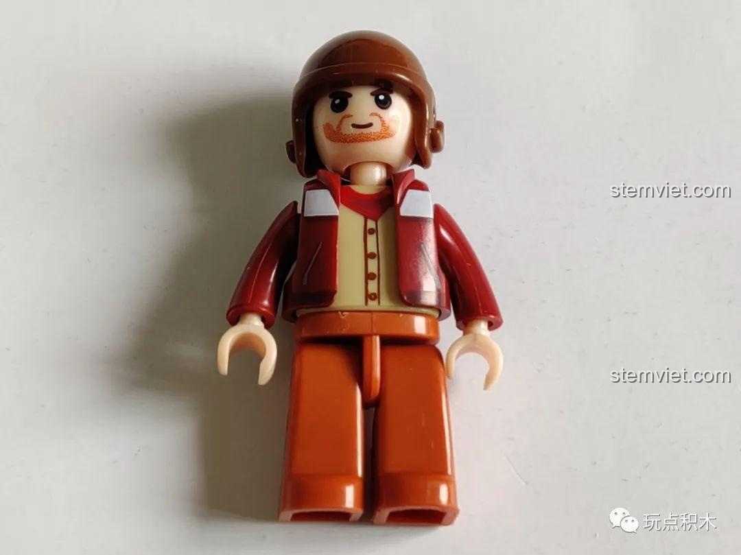 Minifigure người lái xe Jeep của bộ đồ chơi Sluban M38-B0816 Xe Jeep Địa Hình, với trang phục phiêu lưu và mũ bảo hiểm, sẵn sàng cho những cuộc khám phá cùng bé trai 6 tuổi.