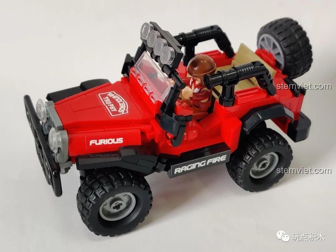 Bộ đồ chơi Sluban M38-B0816 Xe Jeep Địa Hình cùng với một mô hình Jeep khác, thể hiện khả năng tương tác và mở rộng bộ sưu tập, mang lại niềm vui chơi đùa cho bé trai 6 tuổi.