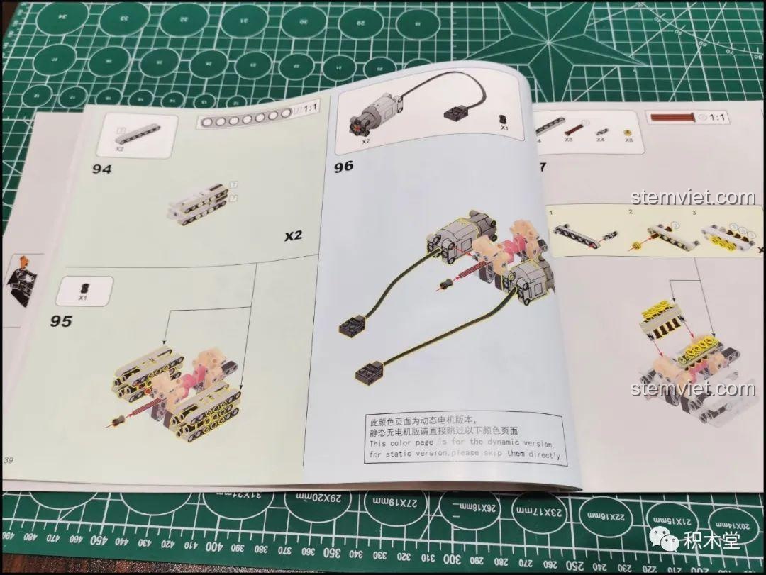 Sơ đồ lắp đặt động cơ và các chi tiết liên quan trong sách hướng dẫn Happy Build YC-QC004, giúp người chơi dễ dàng hình dung cấu trúc.