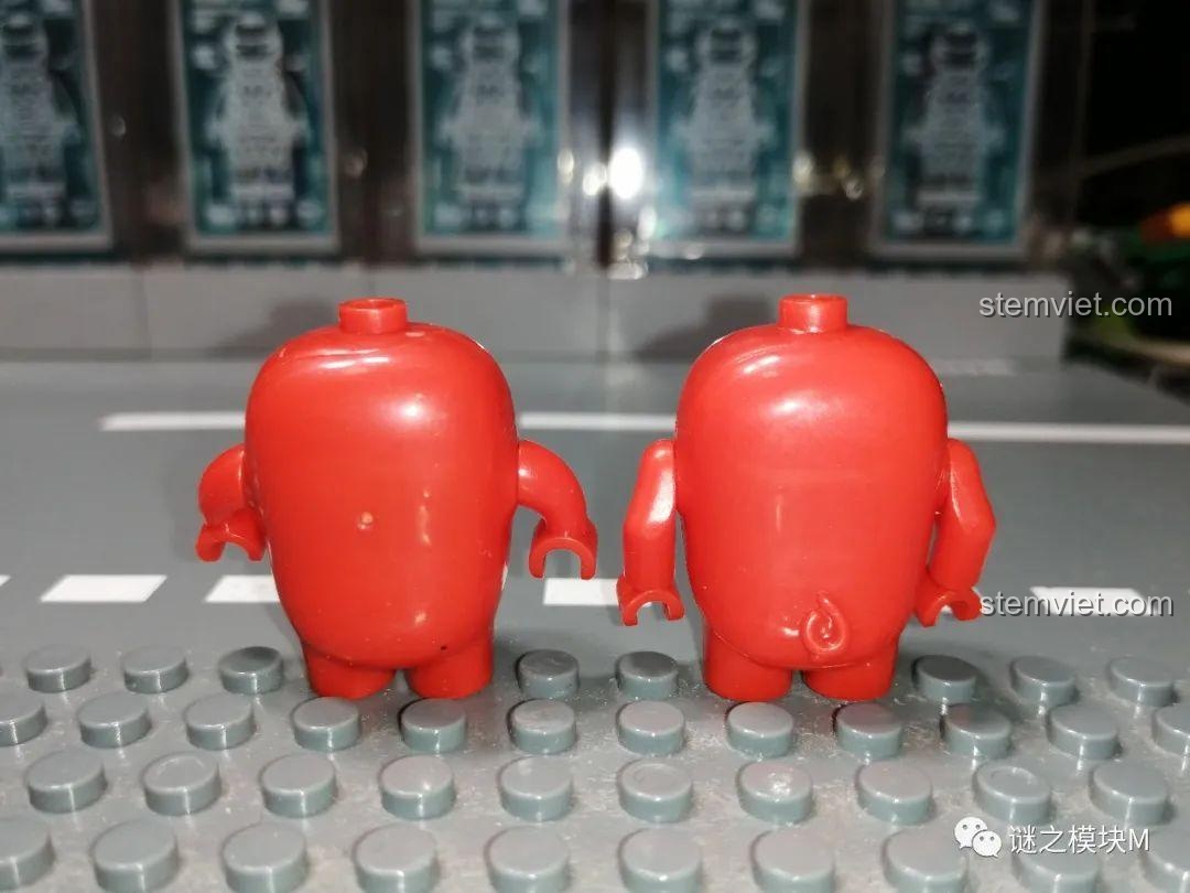 So sánh mặt sau phi hành gia Among Us PRCK 69702 với phiên bản khác, PRCK không có đuôi, thiết kế gọn gàng hơn.