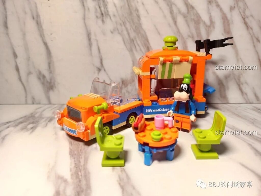 Toàn cảnh bộ lắp ráp SY6578D xe bán hàng của Goofy và bộ SY6578B xe bán đồ uống của Vịt Donald đặt cạnh nhau.